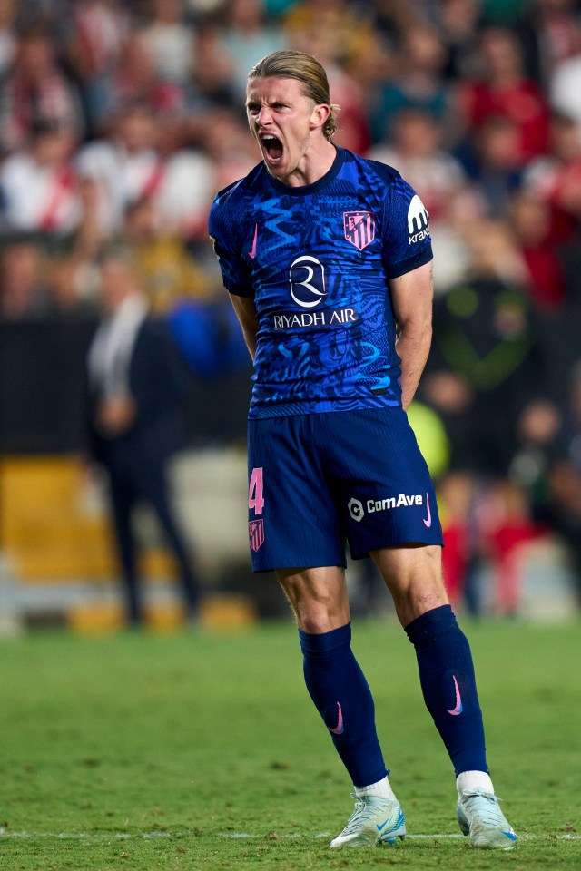 a soccer player with the number 4 on his jersey