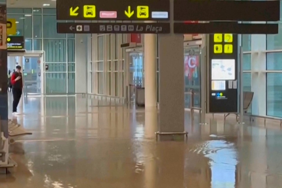 a flooded airport with a sign that says la placa