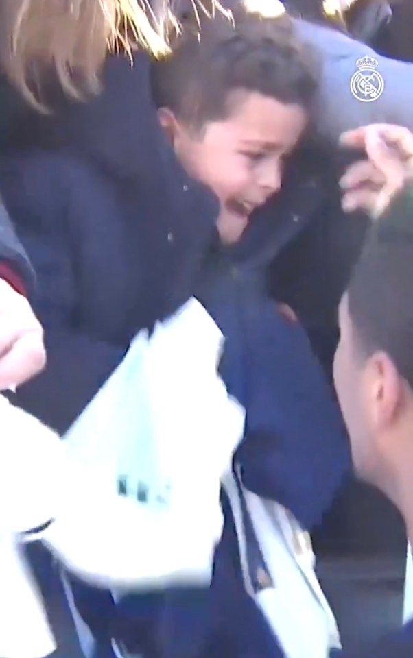 Jude Bellingham gives his shirt to a crying Real Madrid fan.