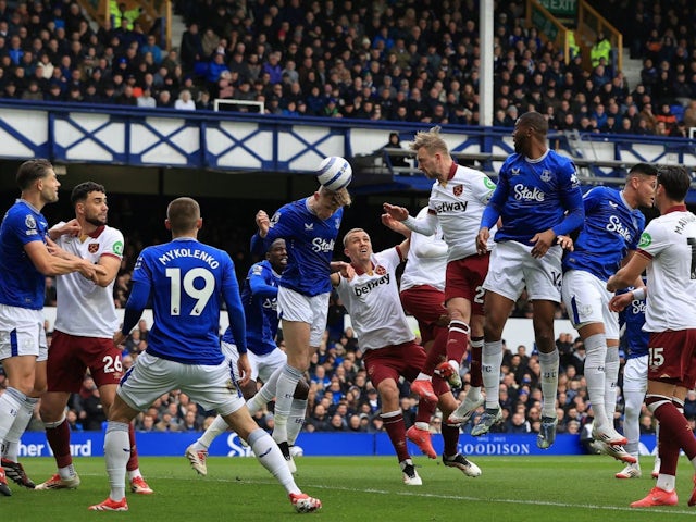 Jarrod Bowen of West Ham United shoots at goal during his side's match against Everton, on March 15, 2025