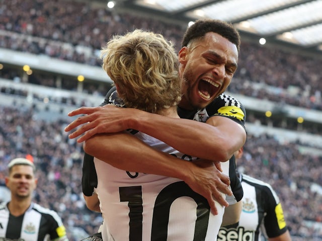 Newcastle United's Jacob Murphy celebrates scoring against Fulham on February 1, 2025