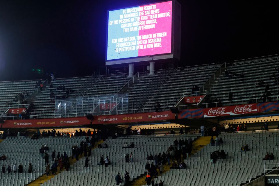 Stadium scoreboard announces postponement of FC Barcelona soccer match due to the death of the team doctor.