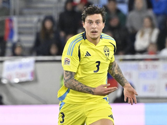 Sweden's Victor Lindelof in action on October 11, 2024