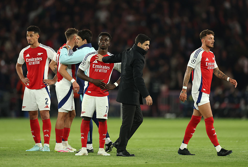 Bukayo Saka of Arsenal is consoled by Mikel Arteta, Manager of Arsenal, at full-time following the team's defeat and subsequent elimination after the UEFA Champions League 2024/25 Semi Final Second Leg match between Paris Saint-Germain and Arsenal FC at Parc des Princes on May 07, 2025 in Paris, France.