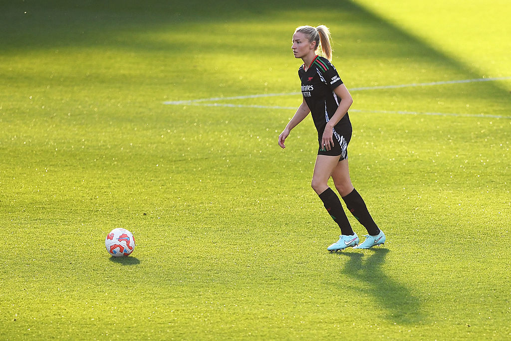 Leah Williamson about to kick the ball