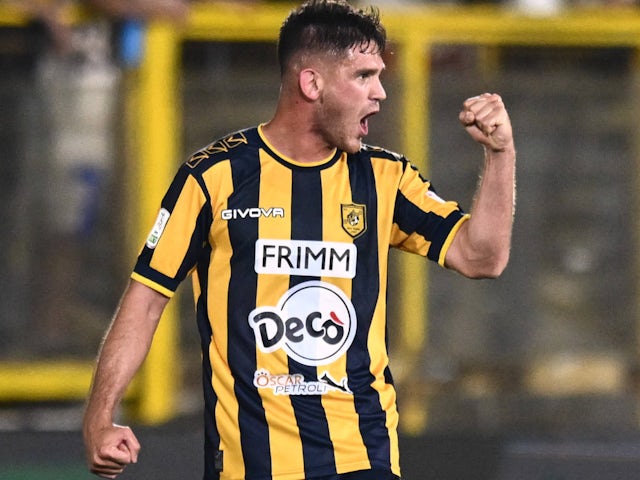 Andrea Adorante celebrates scoring for Juve Stabia on May 21, 2025