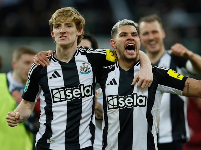 Newcastle United's Anthony Gordon celebrates with Bruno Guimaraes on February 5, 2025