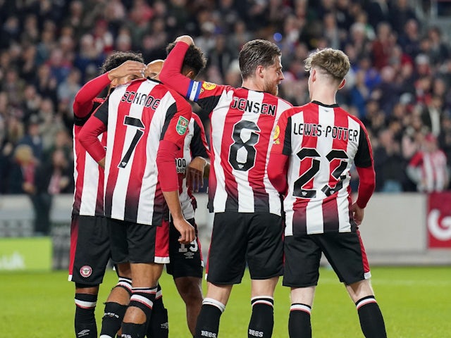 Brentford players celebrate after Kevin Schade's goal on October 29, 2024
