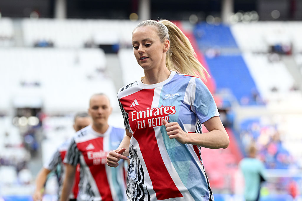 Amanda Ilestedt warming up for Arsenal
