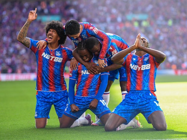 Crystal Palace's Eberechi Eze celebrates with teammates on May 17, 2025
