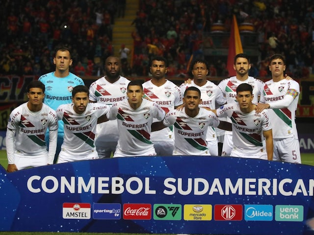 Fluminense players line up on April 23, 2025