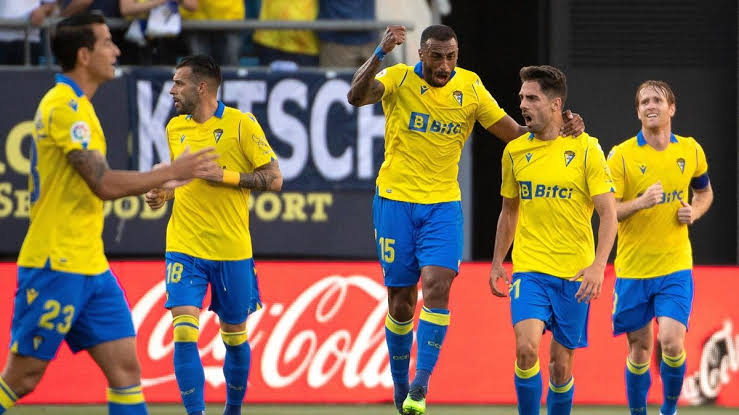 Cádiz CF football teams that play in yellow and blue