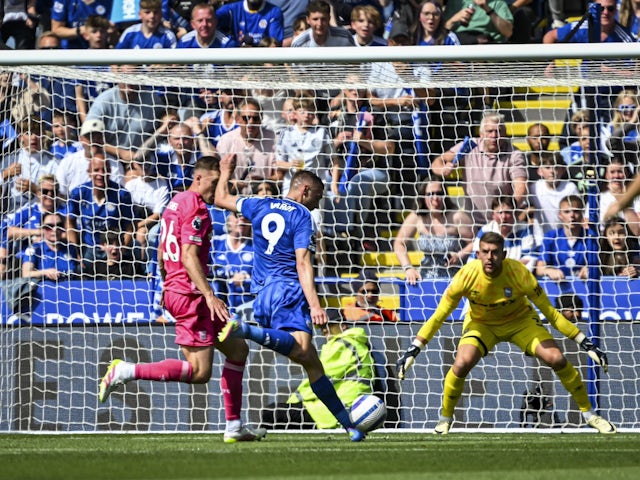 Jamie Vardy shoots to make it 1-0 to Leicester City on May 18, 2025