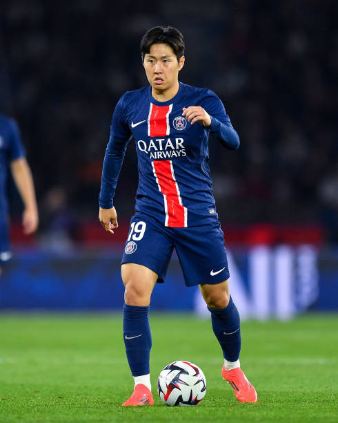 PARIS, FRANCE - SEPTEMBER 14: Lee Kang In of PSG controls the ball during the Ligue 1 McDonald's match between Paris Saint-Germain and Stade Brestois 29 at Parc des Princes on September 14, 2024 in Paris, France.