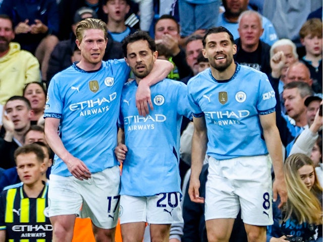 Manchester City's Kevin De Bruyne, Bernardo Silva and Mateo Kovacic celebrate on May 20, 2025