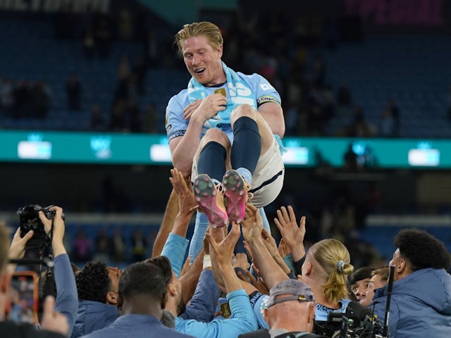 Manchester City's Kevin De Bruyne celebrates with teammates on May 20, 2025