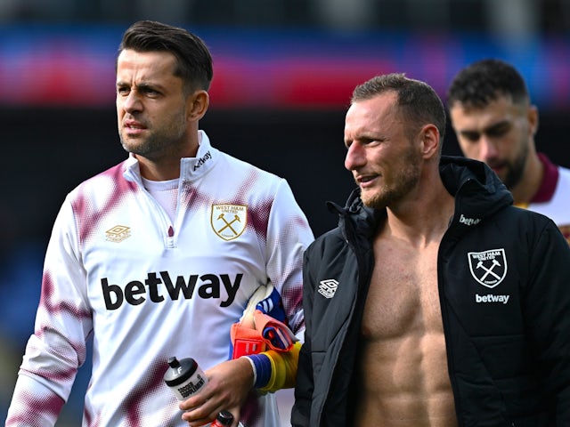 West Ham United's Lukasz Fabiabski and Vladimir Coufal on August 24, 2024
