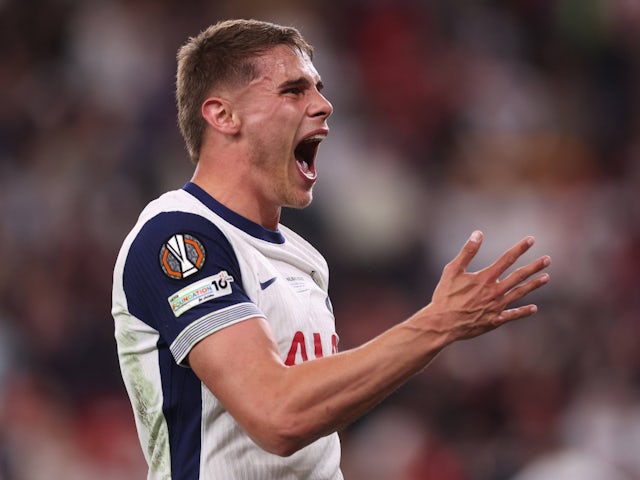 Tottenham Hotspur's Micky van de Ven celebrates on May 21, 2025
