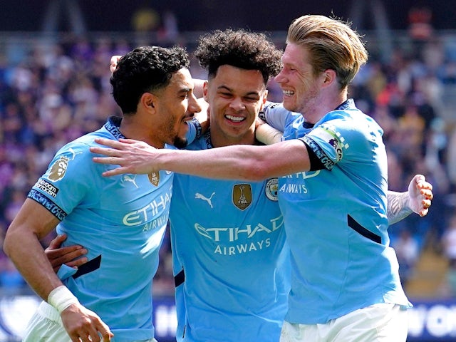 Manchester City's Nico O'Reilly celebrates with Omar Marmoush and Kevin De Bruyne on April 12, 2025