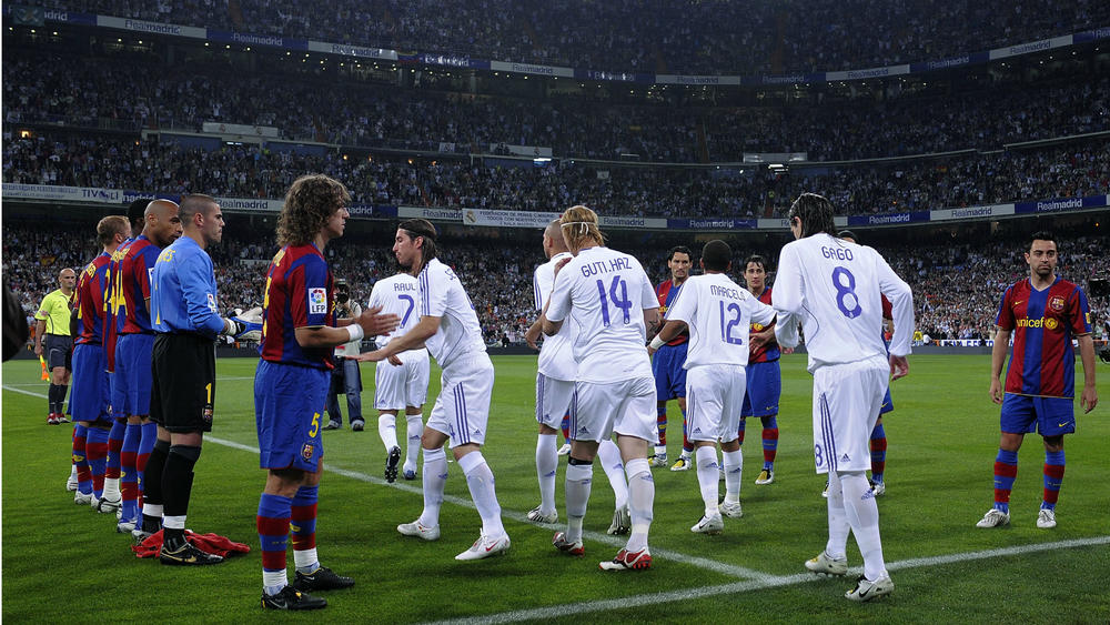 Barcelona give Real Madrid a guard of honour after winning La Liga in 2008