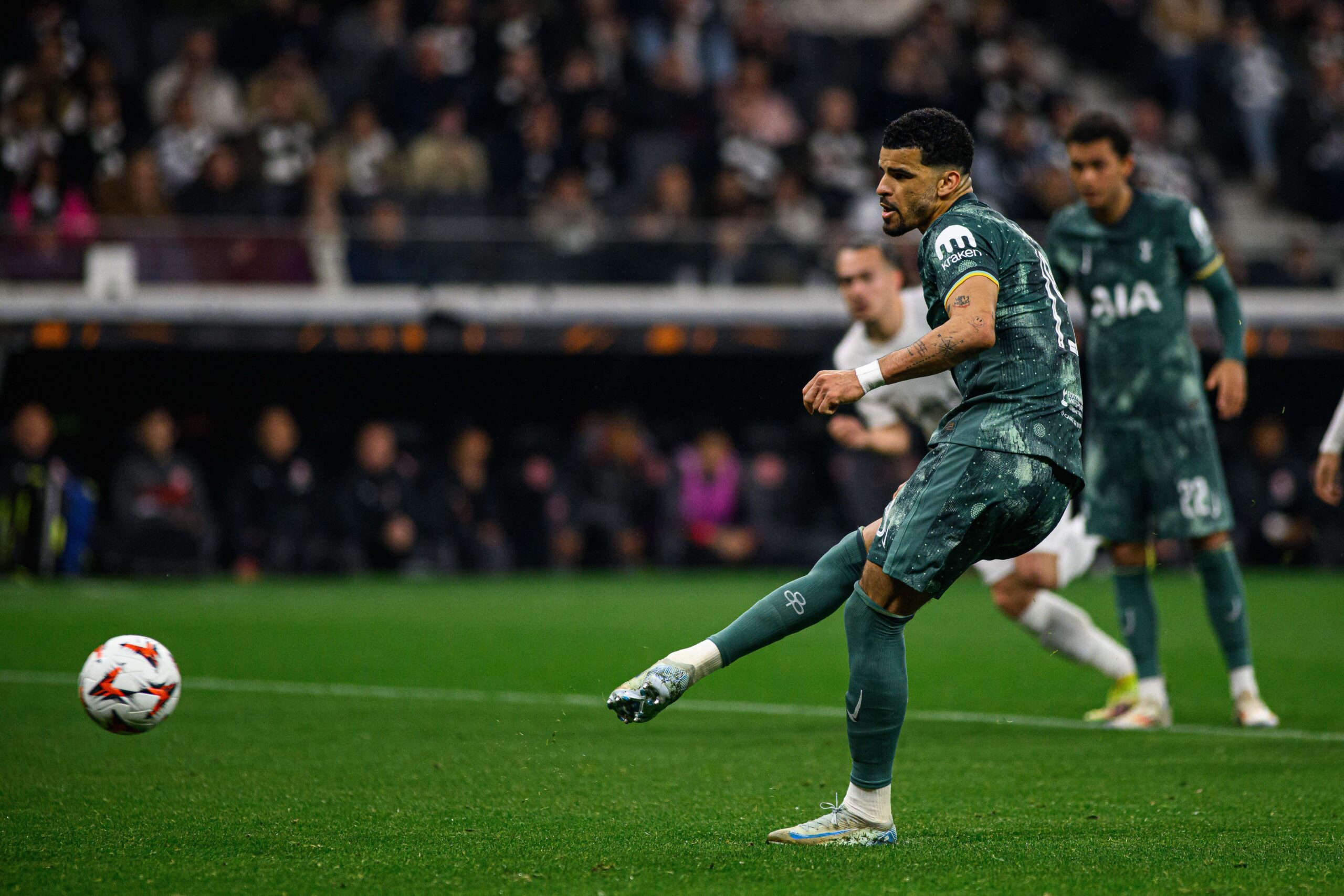 Dominic Solanke scores Tottenham's winning goal from the penalty spot against Eintracht Frankfurt in the Europa League quarter-finals, April 2025.