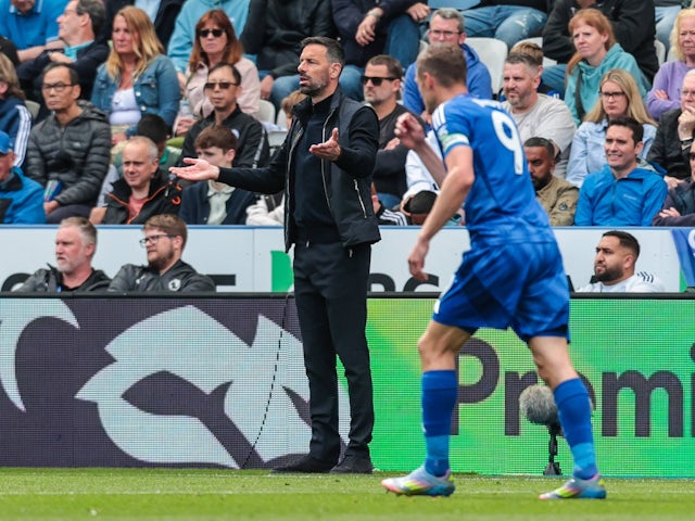 Leicester City manager Ruud van Nistelrooy and Jamie Vardy on May 3, 2025