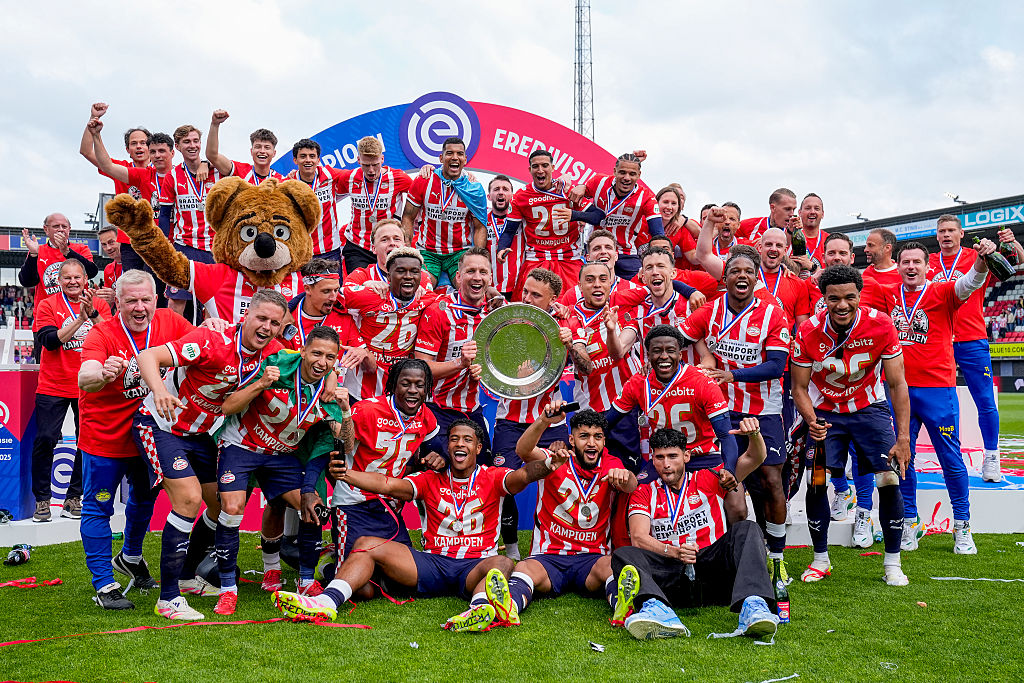 Noa Lang of PSV, Luuk de Jong of PSV, Ivan Perisic of PSV, Joey Veerman of PSV, Ismael Saibari of PSV, Malik Tillman of PSV, Mauro Junior of PSV, Olivier Boscagli of PSV, Ryan Flamingo of PSV, Sergino Dest of PSV, Walter Benitez of PSV, coach Peter Bosz of PSV, Rick Karsdorp of PSV, Jerdy Schouten of PSV, Armando Obispo of PSV, Guus Til of PSV, Joel Drommel of PSV, Niek Schiks of PSV, Adamo Nagalo of PSV, Richard Ledezma of PSV, Tyrell Malacia of PSV, Isaac Babadi of PSV, Tygo Land of PSV, Couhaib Driouech of PSV, Esmir Bajraktarevic of PSV, Johan Bakayoko of PSV, Ricardo Pepi of PSV celebrating the championship in Eredivisie with the trophy during the Dutch Eredivisie match between Sparta v PSV at the Sparta Stadium Het Kasteel on May 18, 2025 in Rotterdam Netherlands