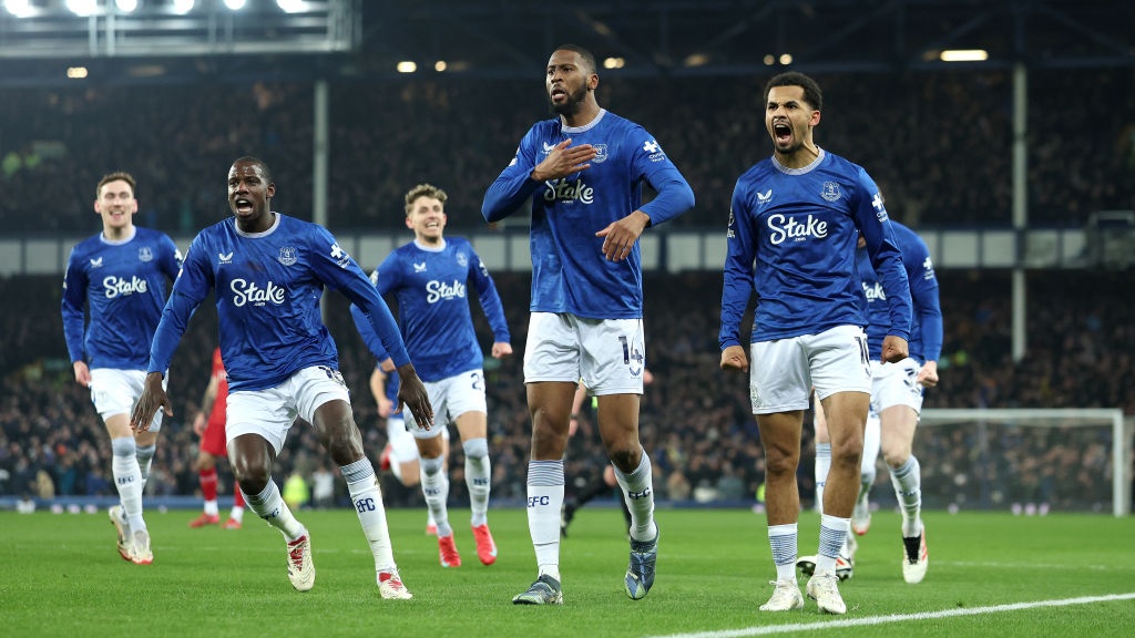 Beto of Everton celebrates with his teammates after scoring his team's first goal during the Premier League match between Everton FC and Liverpool FC at Goodison Park on February 12, 2025 in Liverpool, England.