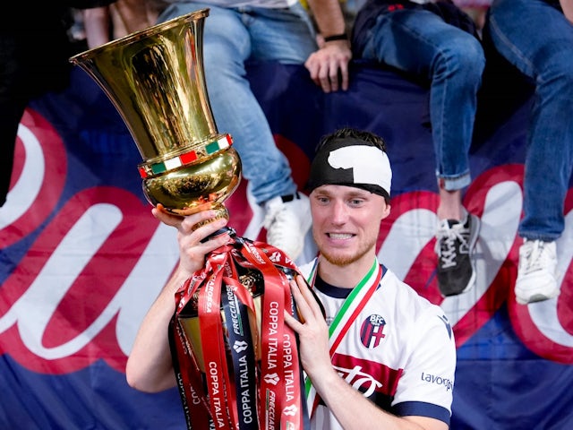 Bologna's Sam Beukema celebrates with the Coppa Italia on May 14, 2025