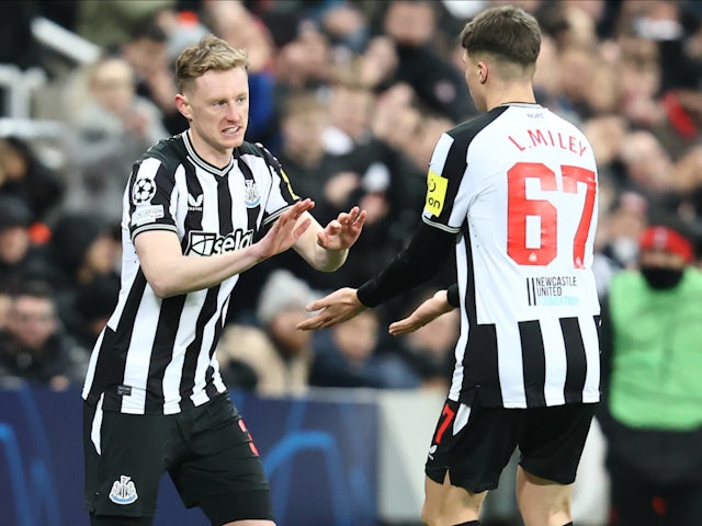 Newcastle United midfielders Sean Longstaff and Lewis Miley in December 2023.