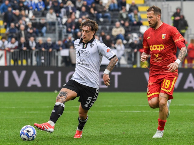 Spezia's Salvatore Esposito and Catanzaro's Andrea La Mantia in action on February 23, 2025