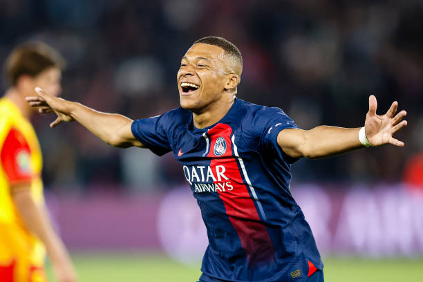 Kylian Mbappé best strikers in the world PARIS, FRANCE - AUGUST 26: Kylian Mbappe of Paris Saint Germain celebrates his goal during the Ligue 1 Uber Eats match between Paris Saint-Germain and RC Lens at Parc des Princes on August 26, 2023 in Paris, France.