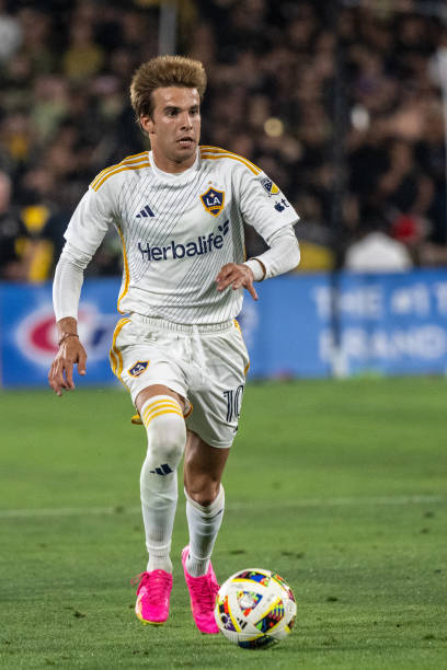 Riqui Puig soccer players who tuck their shirt in PASADENA, CA - JULY 4: Riqui Puig #10 of Los Angeles Galaxy during the match against Los Angeles FC at the Rose Bowl on July 4, 2024 in Pasadena, California. Los Angeles FC won the match 2-1